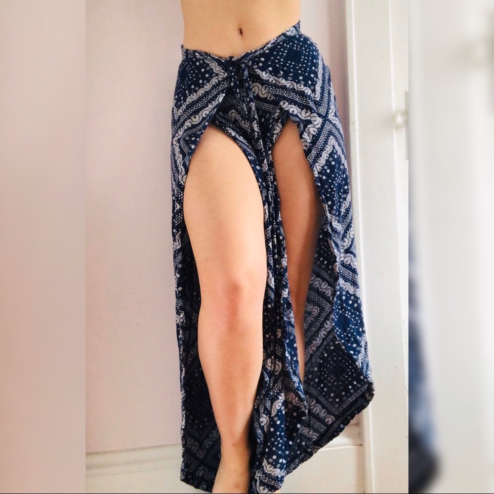 Japna | Flowly Blue and White Pants